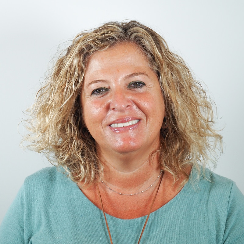 Socorro Padilla Marín: Complete oral rehabilitation: crowns on implants and crowns on teeth 6