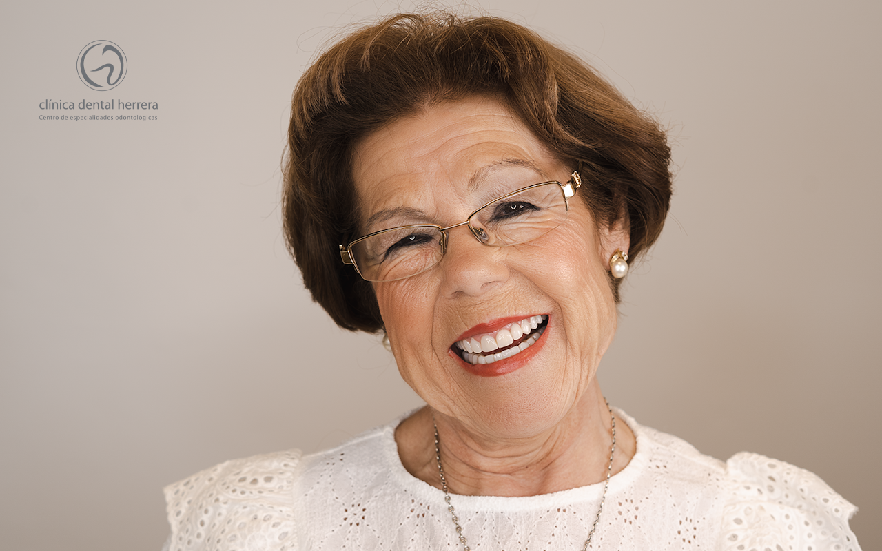 Socorro Padilla Marín: Complete oral rehabilitation: crowns on implants and crowns on teeth 2 Despuu00e9s